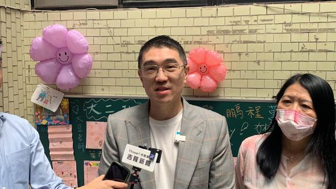 基隆市长谢国梁（左）表示，在了解幼儿园现场的托药流程后很放心，因为老师都会按照家长的托药指示来让小朋友服药，也希望社会多给幼教老师鼓励，不要造成衝突对立，这对幼教老师的士气打击很大，也不公平。（徐佑升摄）