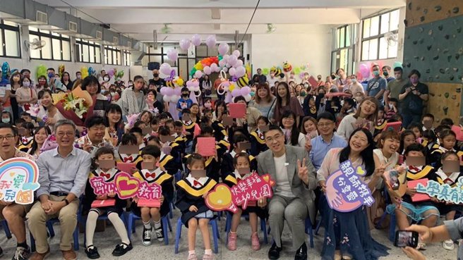 基隆市长谢国梁（前排右二）与教育处长刘美兰（前排右一）与毕业小朋友们开心大合照。（徐佑升摄）
