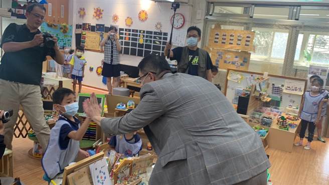基隆市长谢国梁参加毕业典礼，也参访幼儿园了解小朋友上课情形。（徐佑升摄）
