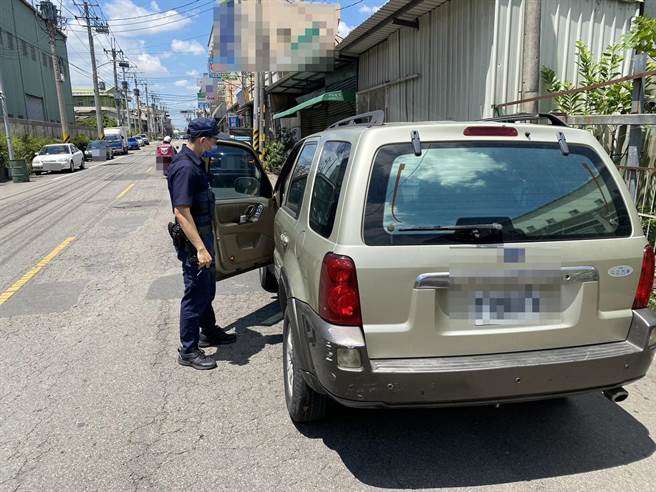 一名70歲的蘇姓荔枝農，採完荔枝後中午開車返家途中，突頭昏目眩，車停在路中間，幸警方巡邏經過，緊急通知救護。（太平警分局提供／馮惠宜台中傳真）
