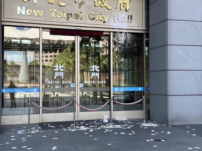 陈男二度到新北市府泼漆。（警方提供）