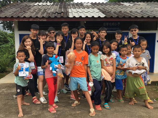 台中市明道中学56位国三毕业师生疫后重返泰北，自6月17日前往泰北的华人学校「清莱省满星迭村大同中学」展开18天志愿教学服务。（明道中学提供／潘虹恩台中传真）