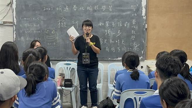 台中市明道中学56位国三毕业师生自6月17日前往泰北服务，其中，带队老师陈奕帆，12年前是服务的学生之一，如今以正式老师的身分回到泰北，兑现当年承诺。（明道中学提供／潘虹恩台中传真）