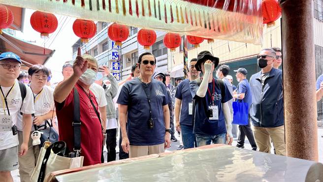 马英九基金会举办五天四夜的「大九学堂」营队活动，27日前总统马英九（右三）带领学子到台南市盐水区参访庙宇等建物。（张毓翎摄）