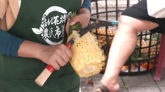 八嗡嗡鳳梨甜度高達15度以上，就連一般民眾覺得口感粗硬的鳳梨心，吃起來也甜滋滋。（蕭嘉蕙攝）