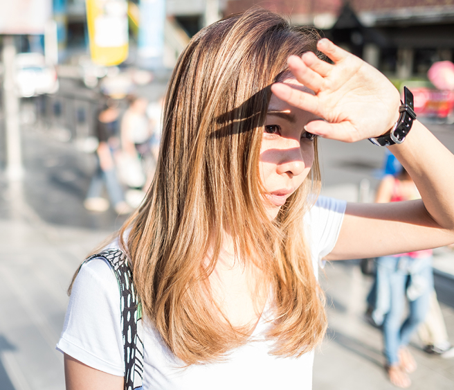 美国女子晒太阳后，整张脸竟肿得面目全非。（示意图／达志影像）