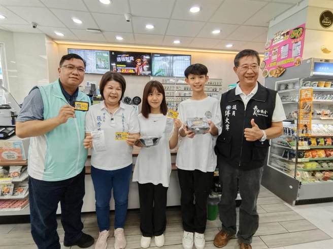 嘉義市政府推出寒暑假學子飽餐券數位化，市議員也肯定。（廖素慧攝）