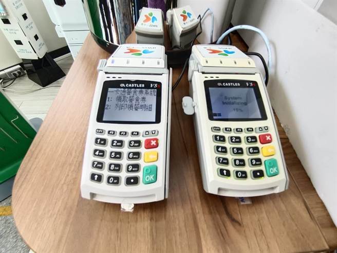 嘉義市政府推出寒暑假學子飽餐券數位化，學生持卡嗶後可取餐。（廖素慧攝）