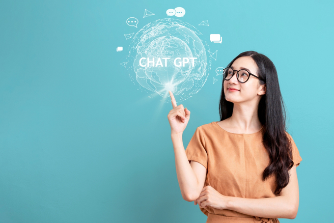 自從聊天機器人ChatGPT問世後，不少人擔心未來工作可能被AI取代。不過如果能善用新技術，還是有可能脫穎而出。（圖／Shutterstock）