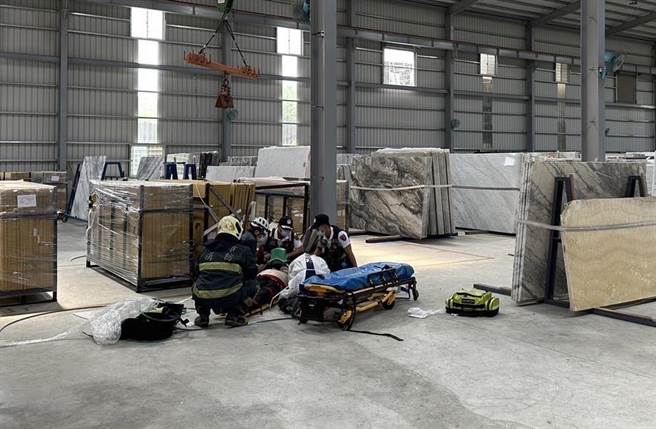 高雄市燕巢区一家工厂27日下午发生工安意外。（翻摄照片／林瑞益高雄传真）