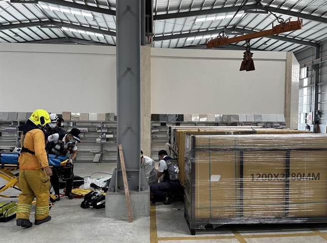 高雄市燕巢区一家工厂27日下午发生工安意外，消防局人员到场将伤者送医。（翻摄照片／林瑞益高雄传真）