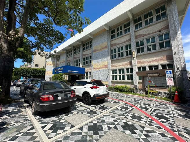花蓮市公所考量洽公民眾需求，在前方人行道設置9個汽車停車格供暫時停車。（羅亦晽攝）