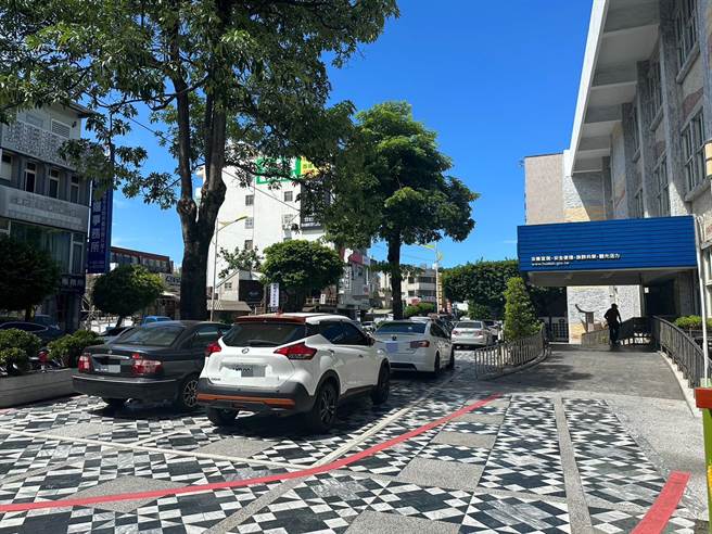 花蓮市公所考量洽公民眾需求，在前方人行道設置9個汽車停車格供暫時停車。（羅亦晽攝）