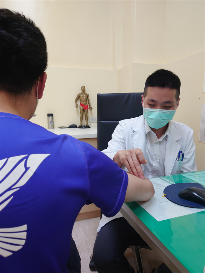 卫福部桃园医院中医师彭康伟说，腕隧道症候群的治疗方法很多，中医方面可採用针灸或伤科推拿治疗。（院方提供）