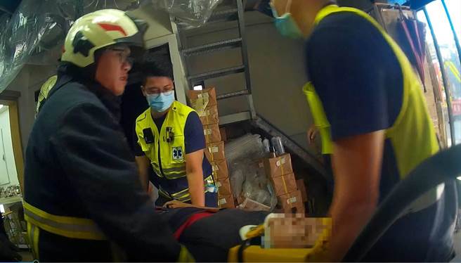新北市芦洲今(27)日发生一起工安意外，男子搭乘公司的货梯上楼时，货梯疑似故障竟从2楼高速坠落1楼，导致男子意识不清、左脚踝开放性骨折，目前已送往医院治疗。(黄敬文翻摄)