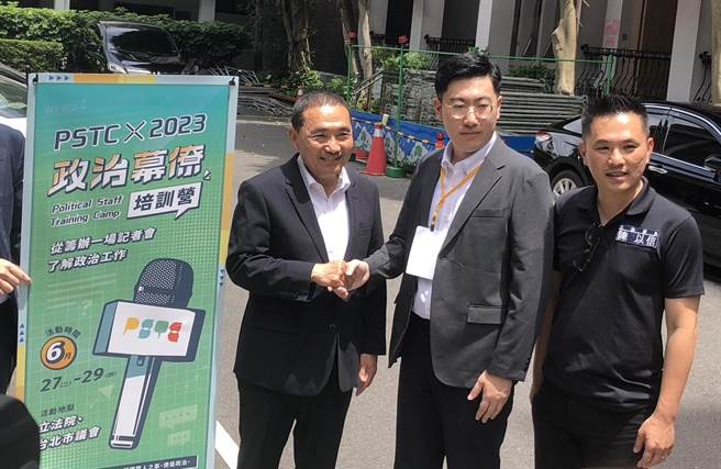 由亚太青年协会主办的第七届政治幕僚培训营今日在立法院登场，主要报名的是18岁到30岁的年轻人，而国民党总统参选人侯友宜也在下午1时许悄悄现身，并和年轻人共进午餐，15分钟后便离开现场。（李奇叡摄）