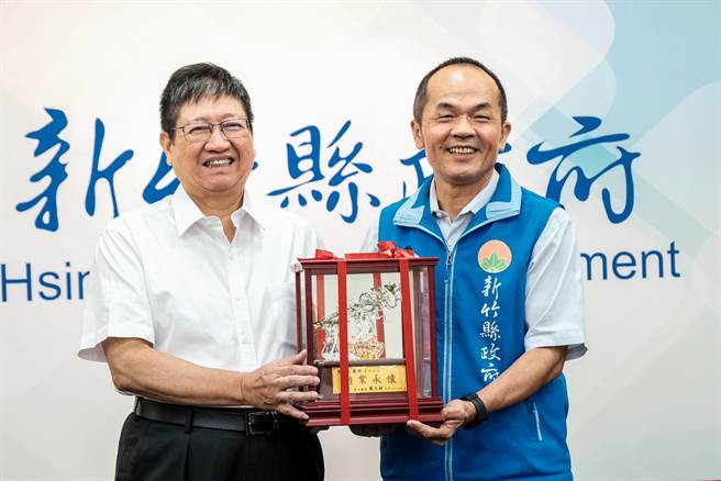 农业处长范万钊（右）届龄退休，县长杨文科2（右）「勋业永怀」琉璃奖座肯定贡献。（罗浚滨摄）