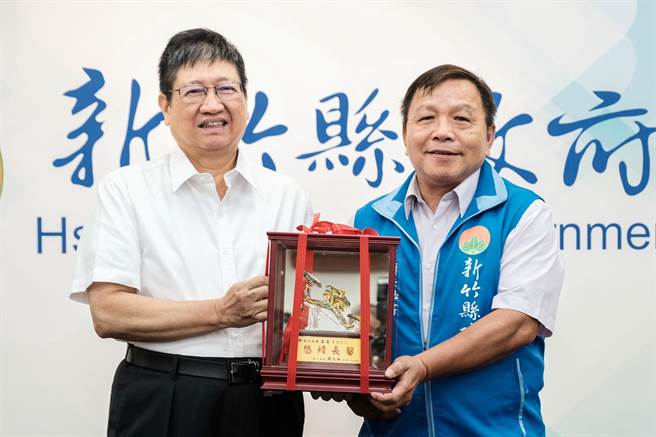 县府简任秘书郑淼生（右）届龄退休，县长杨文科颁赠「懋绩长留」琉璃奖座肯定贡献。（罗浚滨摄）