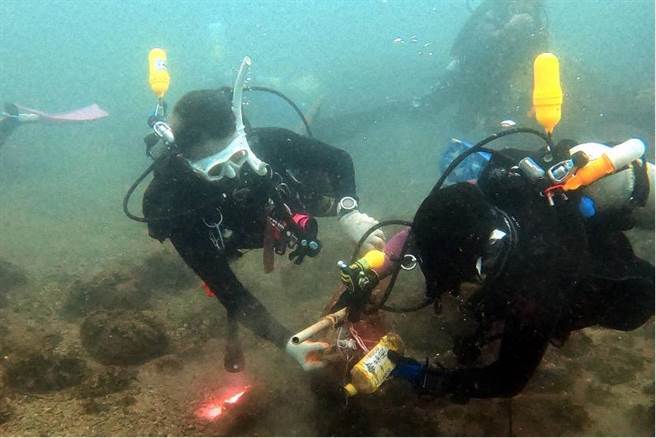 ▲超过百位潜水员们以接力共潜的形式，打捞清理各种海洋废弃物，其中以宝特瓶为大宗。（基隆市环保局提供／徐佑升基隆传真）