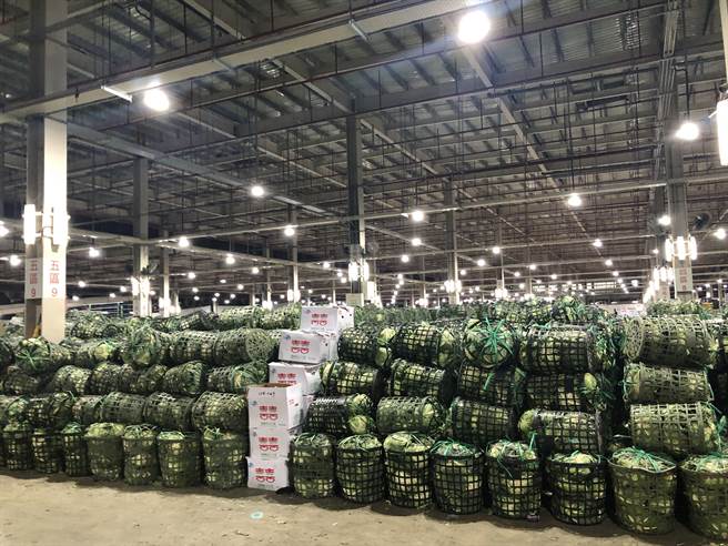 农业专家「Lin bay好油」在脸书上发文指称，北农最令人不满意的就是大幅进用一堆人进北农，导致北农内部虚胖，如今却说成北农很有制度，这样不叫特定人士把持？图为台北第一果菜批发市场。（张芷瑜摄）