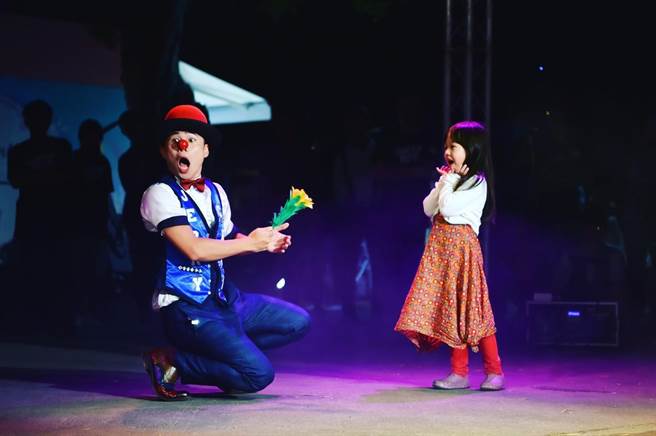 新北市首次辦理「新北城市藝術節」，從6月30日至7月16日連續3周末皆有活動，陶博館園區首周集結35個質感風格品牌推出「陶市集」，連續二周辦理「草地吧－野餐共聚」特調茶飲，還有馬戲特技、音樂彈唱、舞蹈戲劇等36場街藝連番演出。（陶博館提供）