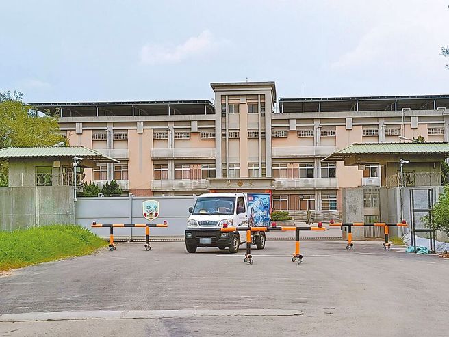 10军团2士官双亡今解剖採集检体，追查不明钢瓶为何出现寝室。(陈淑娥摄)