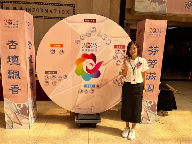 花莲四维高中辅导主任林育娴，从事辅导工作10余年来，无私地关怀弱势学生，学生只要想到她的温暖与真心，便会露出浅浅的微笑，是全国杏坛芬芳奖花莲地区普高组唯一获奖者。（四维高中提供／罗亦晽花莲传真）