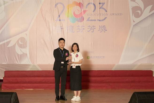 花莲四维高中辅导主任林育娴（右），从事辅导工作10余年来，无私地关怀弱势学生，学生只要想到她的温暖与真心，便会露出浅浅的微笑，是全国杏坛芬芳奖花莲地区普高组唯一获奖者。（四维高中提供／罗亦晽花莲传真）