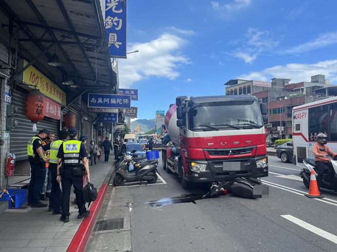 北市南港死亡车祸！骑士擦撞水泥预拌车，卷轮下辗毙惨死。(民眾提供)