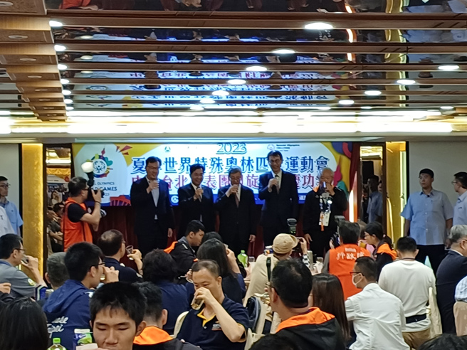 2023夏季特奥代表团荣耀返国，参加庆功宴。（陈筱琳摄）