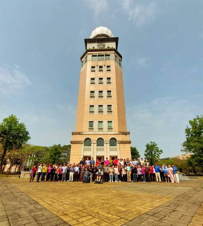 环球科大校园向台糖公司租用30公顷土地建校，图为该校地标爱月楼。（本报资瞭照片）