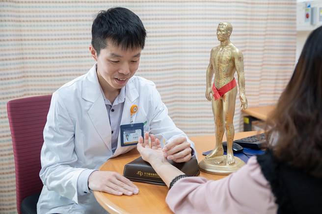 国立阳明交通大学附设医院中医科医师李维哲表示，体重过重的问题之一，源于久坐工作型态，加上错误的饮食习惯所造成。（国立阳明交通大学附设医院提供／李忠一宜兰传真）