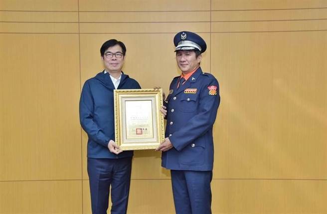 「老四川巴蜀麻辣烫」创办人梁朝辰在家中猝逝，警方27日报请检察官相验，已初步排除他杀及意外，死因疑似为身体不适猝死，家属对此无意见，检方已将遗体发还家属办理后事。（本报资料照）