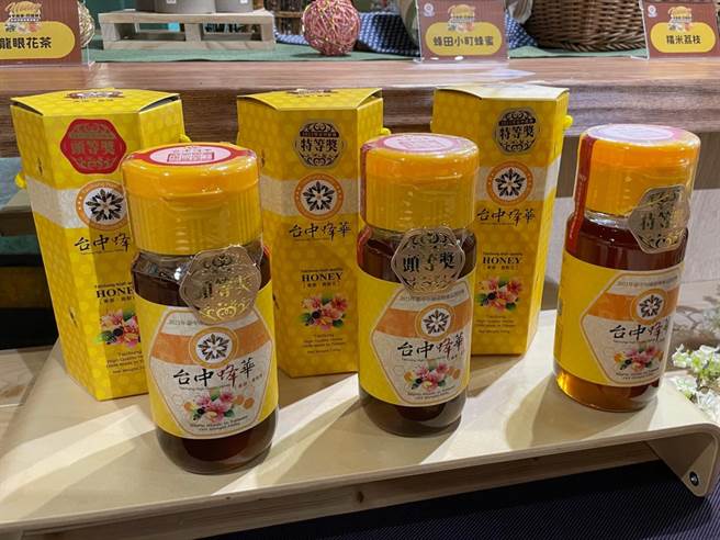 「台中蜂华」国产龙眼蜜品质评鑑成果27日于雾峰区农会发表，今年共33位蜂农获奖，将以「台中蜂华」品牌于7月1、2日展售。（雾峰区农会提供／潘虹恩台中传真）