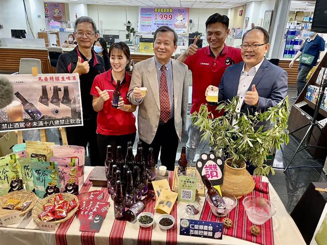 南投县府营造不同的追星方式，推出系列主题活动，还有星空市集，业者发挥创意推出星空银河等系列产品。（杨静茹摄）