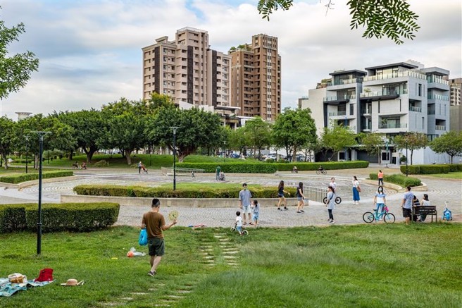 「Twin Park」正对7200坪文修公园，拥难得低密度高绿覆。(业者提供)