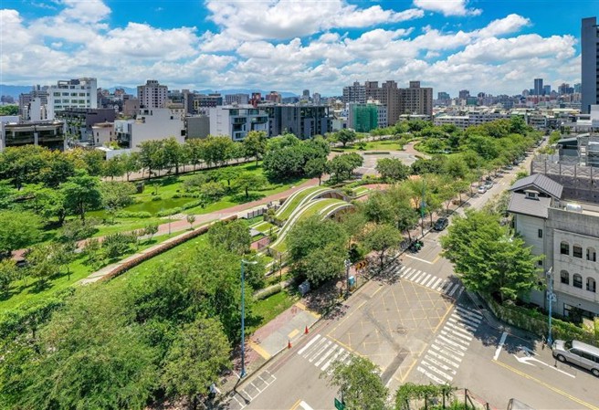 「Twin Park」正对7200坪文修公园，辽阔绿意印入眼帘。(业者提供)