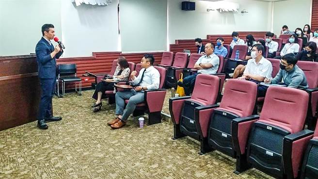 台中地检署国民法官专组检察官张凯杰在竹检就国民法官案件做经验交流。（新竹地检署提供／罗浚滨新竹传真）