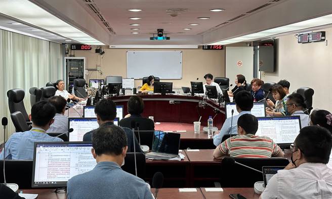 台北市議會法規委員會27日針對《台北市都市更新自治條例》，不過議會與都發局針對法條用詞仍有爭議，因此將推遲至下個會期再進行審議。（丁上程攝）