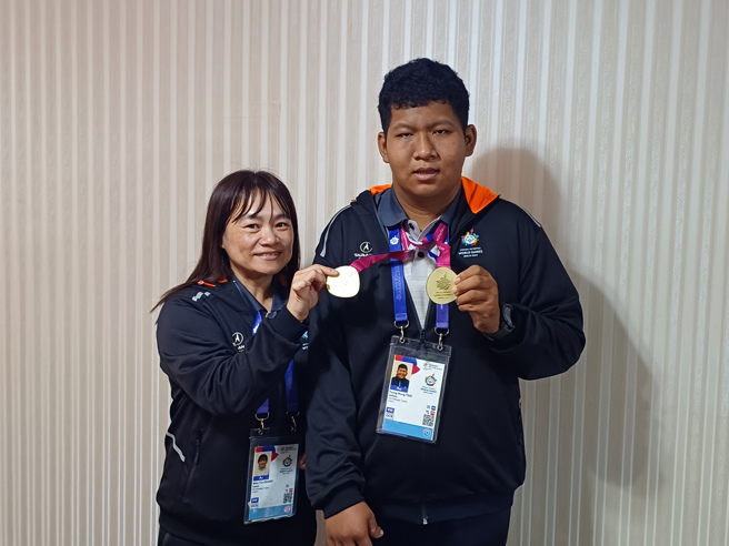 2023夏季特奥保龄球选手蔡宗纮（右）和教练张琬慈（左）。（陈筱琳摄）