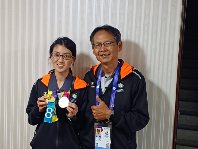 2023夏季特奥自行车选手徐语彤（左）、教练李添焜（右）。（陈筱琳摄）