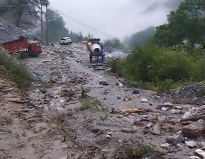 土石流發生後形成的堰塞湖。（翻攝自錢江視頻）