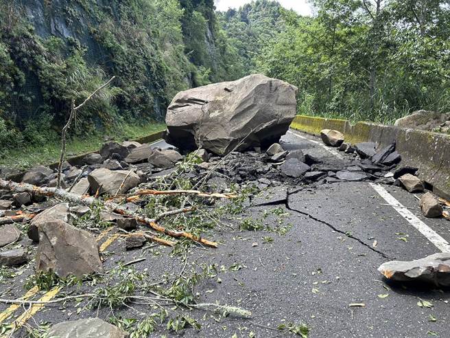 新中横公路141.5公里处比游览车还大的巨石从90公尺高处滚落横跨双线道，路面砸毁、龟裂，双向交通一度中断。（民眾提供／杨静茹南投传真）