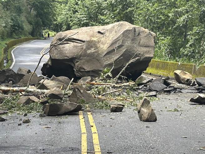 新中横公路141.5公里处90公尺高处山壁落石不断崩落，险象环生。（民眾提供／杨静茹南投传真）