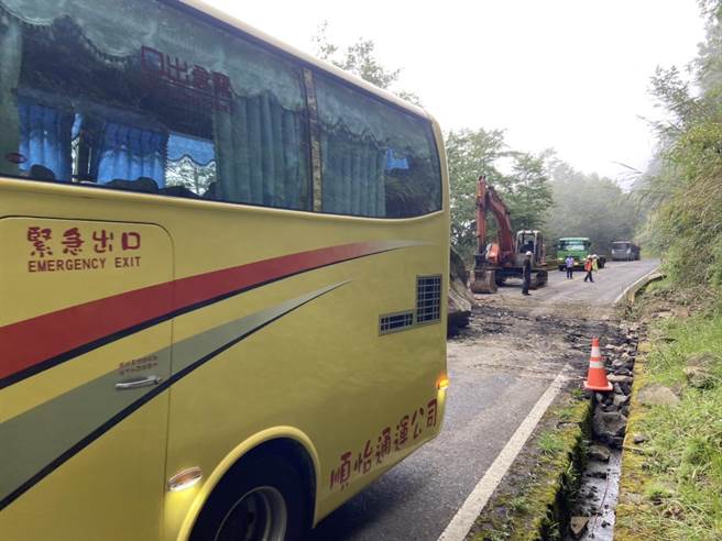 信义工务段派遣大型机具到现场运除，下午3时清除巨石，受困人车才得以下山。（民眾提供／杨静茹南投传真）