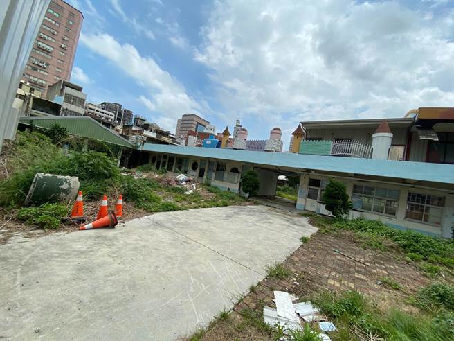 新竹市立新竹幼兒市府於2021年計畫以1.3億元原地重建，但如今工程4度流標，當年中班學童都畢業了，原址景象已如「明天過後」，重新開園之日遙遙無期。（陳育賢攝）