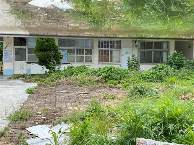 新竹市立新竹幼兒市府於2021年計畫以1.3億元原地重建，但如今工程4度流標，當年中班學童都畢業了，原址景象已如「明天過後」，重新開園之日遙遙無期。（陳育賢攝）