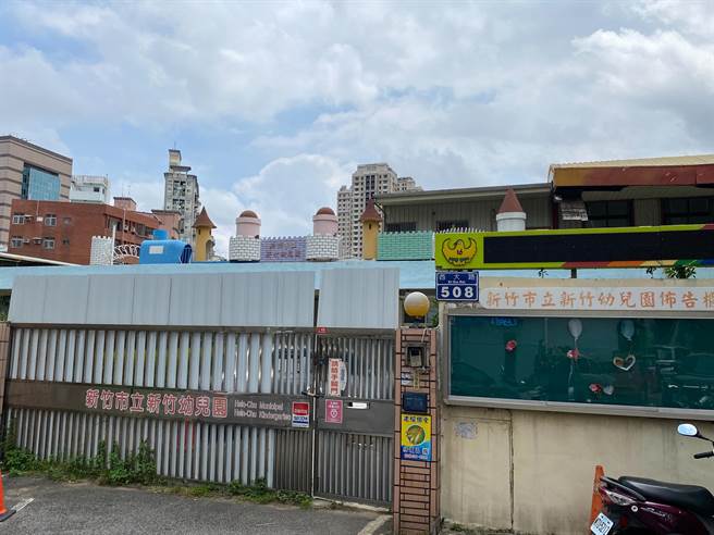 新竹市立新竹幼兒市府於2021年計畫以1.3億元原地重建，但如今工程4度流標，當年中班學童都畢業了，原址景象已如「明天過後」，重新開園之日遙遙無期。（陳育賢攝）