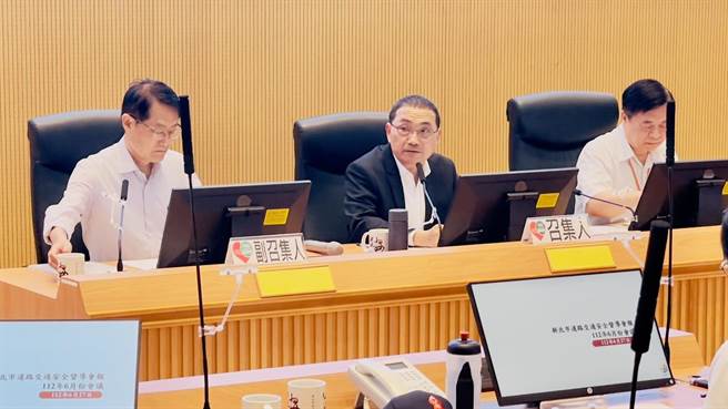 新北市政府27日召开「112年6月份道安会报」，针对即将上路的「停让行人」新制，新北市长侯友宜要求新北市警察局严格落实执法。(吕健豪摄)