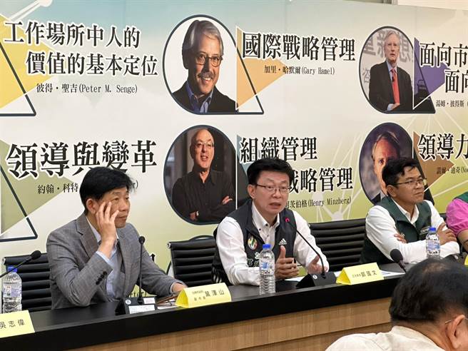 立委郭国文（中）27日邀集相关单位讨论台首大的用地规画。（郭国文服务处提供／张毓翎台南传真）